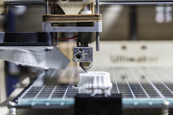 Les contours du travail de demain ? Fablabs, hackerlabs…