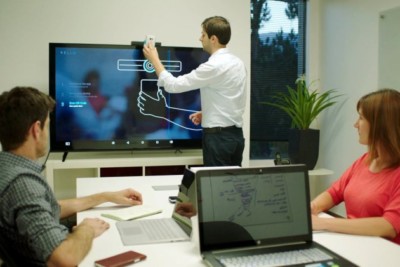 ce-boitier-transforme-nimporte-quelle-tele-en-systeme-de-visioconference