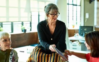 Illustration de l'article : Gestion du stress, bilan de compétences, préparation à la retraite… les 5 formations les plus utiles selon votre âge — Capital.