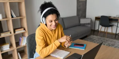 comment-la-classe-virtuelle-repond-elle-aux-enjeux-de-la-formation-en-ligne-rise-up