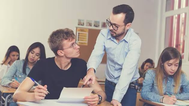 Enseignement : « On m’a donné ma chance sans aucune aide pédagogique, ni manuel, ni formation »