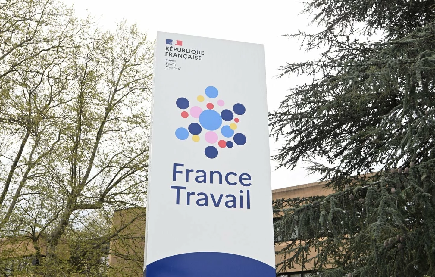 1444x920_photo-illustration-enseigne-france-travail-07allilimages-dsc-5602-credit-mourad-allili-sipa-2604151101-1 Chamanisme, rencontre avec des farfadets… Vers un outil pour signaler les formations douteuses sur France Travail
